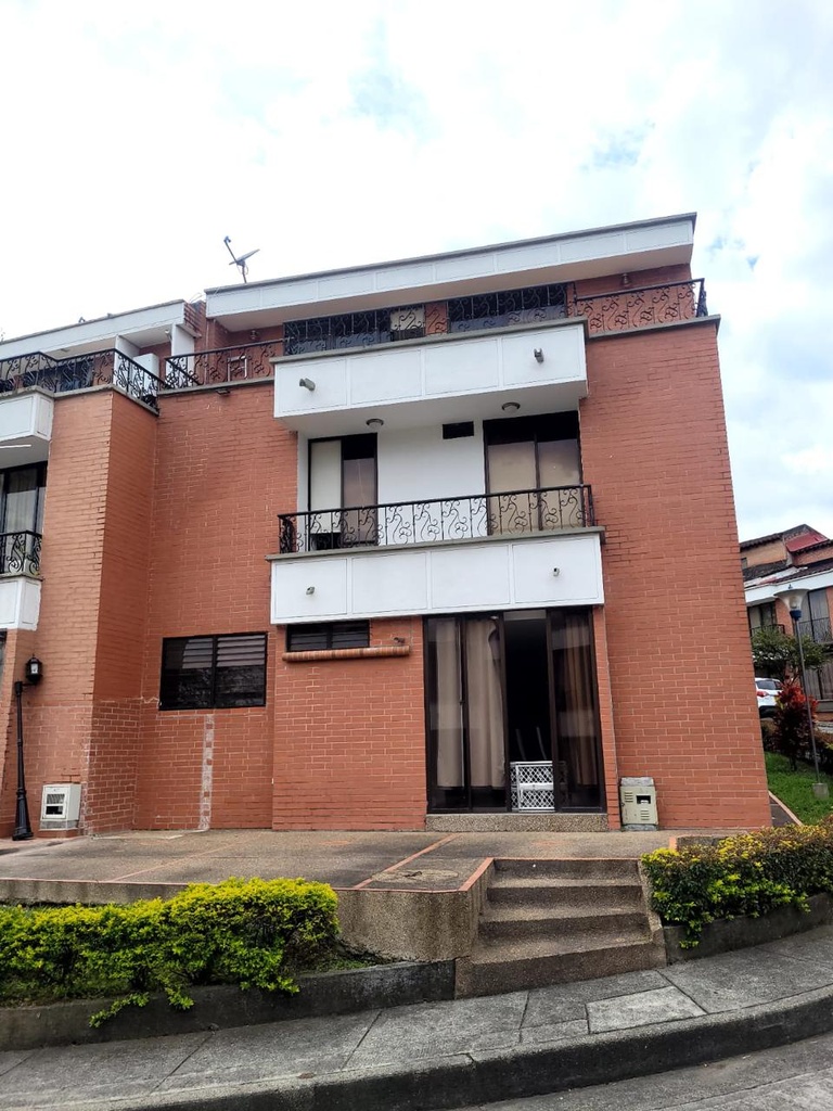 Casa en conjunto cerrado en Alamos