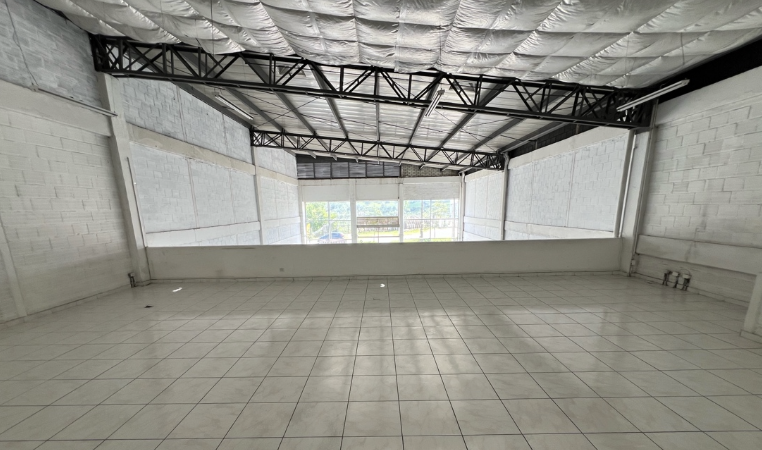 Bodega para renta en la Avenida 30 de Agosto 